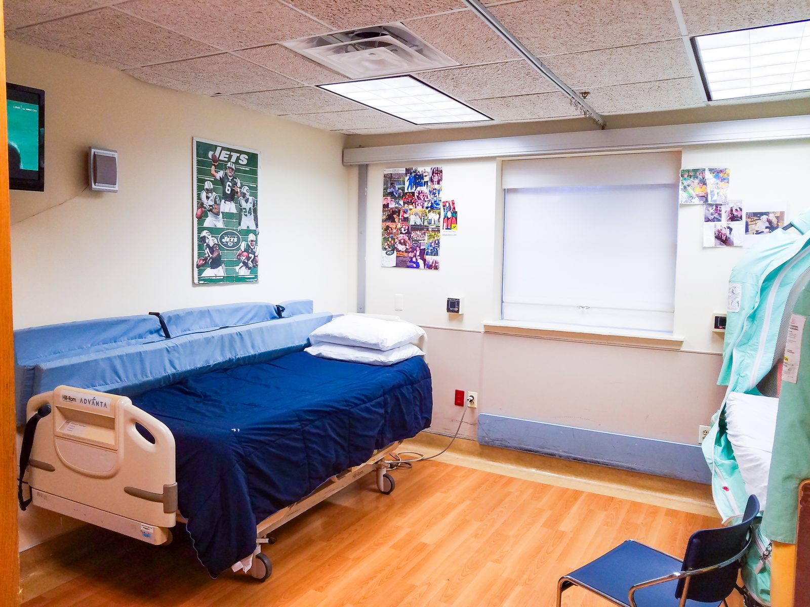 Resident bedroom with ceiling supply and return in a Matheny bedroom zone