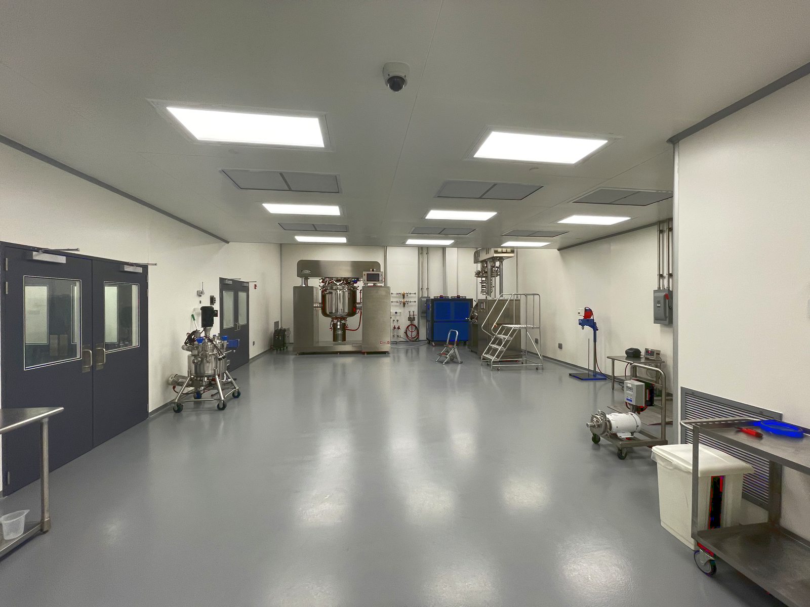 Manufacturing suite with process vessels and mixing equipment